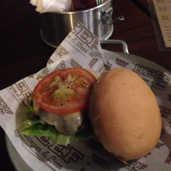 Снимок сделан в Beef Burger &amp; Beer пользователем Daniela T. 2/18/2015