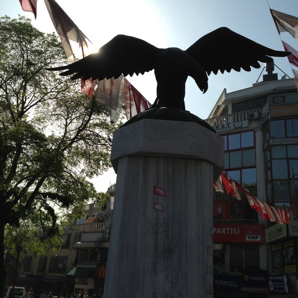 รูปภาพถ่ายที่ Beşiktaş Meydanı โดย Umit P. เมื่อ 5/4/2013