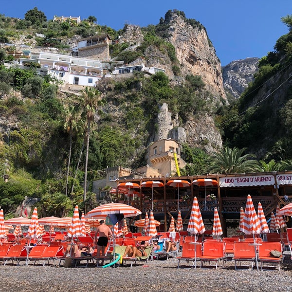 Foto diambil di Bagni d&#39;Arienzo Beach Club oleh JAMESON P. pada 8/28/2018