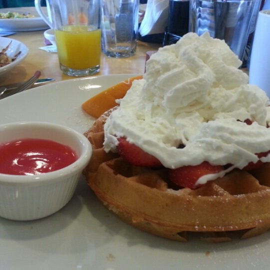 2/1/2013에 Emma W.님이 Eggsperience Breakfast &amp; Lunch - Park Ridge에서 찍은 사진
