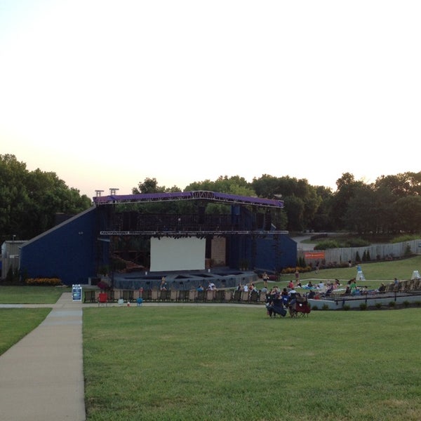 Fotos en Shawnee Mission Theater In The Park 17501 Midland Dr