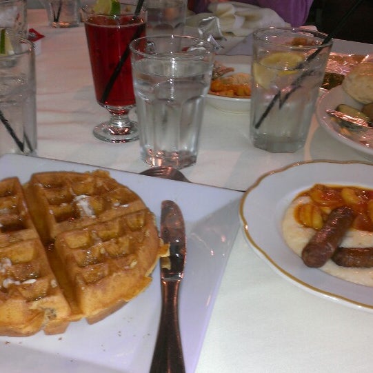 Foto diambil di Relish Restaurant oleh Nikki G. pada 5/4/2013