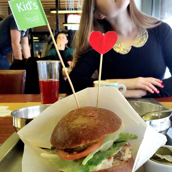 2/14/2015 tarihinde Lidia C.ziyaretçi tarafından The Burger'de çekilen fotoğraf