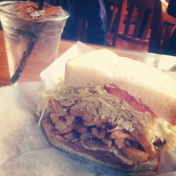 Foto tirada no(a) Lucky&#39;s Sandwich Company por X. M. em 1/6/2013