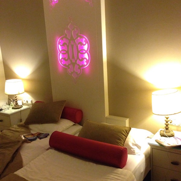 รูปภาพถ่ายที่ Avicenna Hotel โดย Светлана К. เมื่อ 12/17/2014