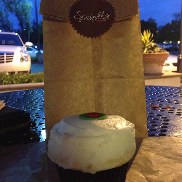 5/7/2013 tarihinde xsunx🐢xshinexziyaretçi tarafından Sprinkles Cupcakes'de çekilen fotoğraf