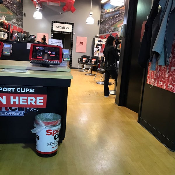 Sport Clips Haircuts of Eastside Shoppes Tulsa'da Kuaför / Berber