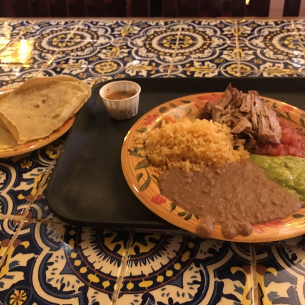 Снимок сделан в La Luz Del Dia Restaurant пользователем Mike N. 11/16/2017