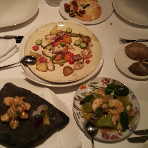 รูปภาพถ่ายที่ Caviar Seafood Restaurant โดย GizemG เมื่อ 1/6/2017