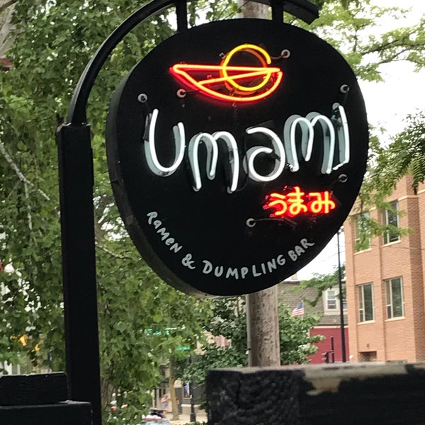 Foto tomada en Umami Ramen &amp; Dumpling Bar  por Suzanne X. el 8/6/2017