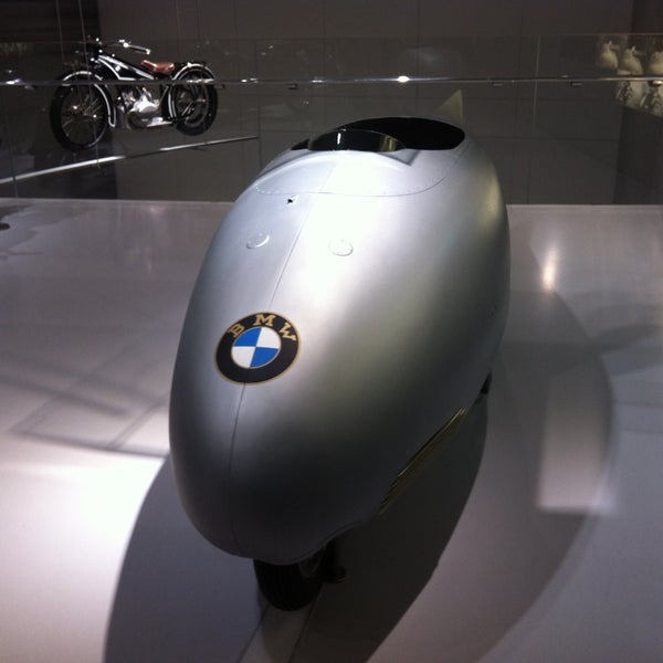 5/21/2013 tarihinde Stephanie G.ziyaretçi tarafından BMW Museum'de çekilen fotoğraf