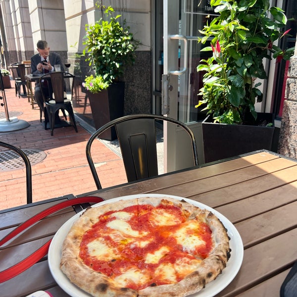 Das Foto wurde bei Ella&#39;s Wood-Fired Pizza von Kris am 7/16/2022 aufgenommen