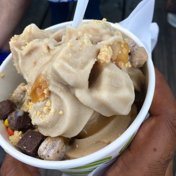 6/15/2018에 Mike T.님이 Surfin&#39; Spoon Frozen Yogurt Bar에서 찍은 사진