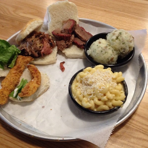 4/25/2014에 Mike T.님이 Old Carolina Barbecue Company에서 찍은 사진