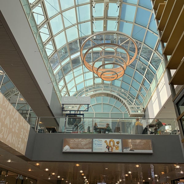 Foto tirada no(a) Olympia-Einkaufszentrum (OEZ) por Suhail A. em 10/15/2021