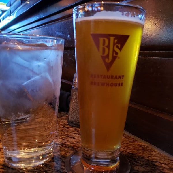 Photo taken at BJ&#39;s Restaurant &amp; Brewhouse by Robert W. on 3/18/2019