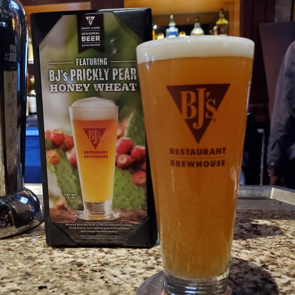 Photo taken at BJ&#39;s Restaurant &amp; Brewhouse by Robert W. on 4/14/2019
