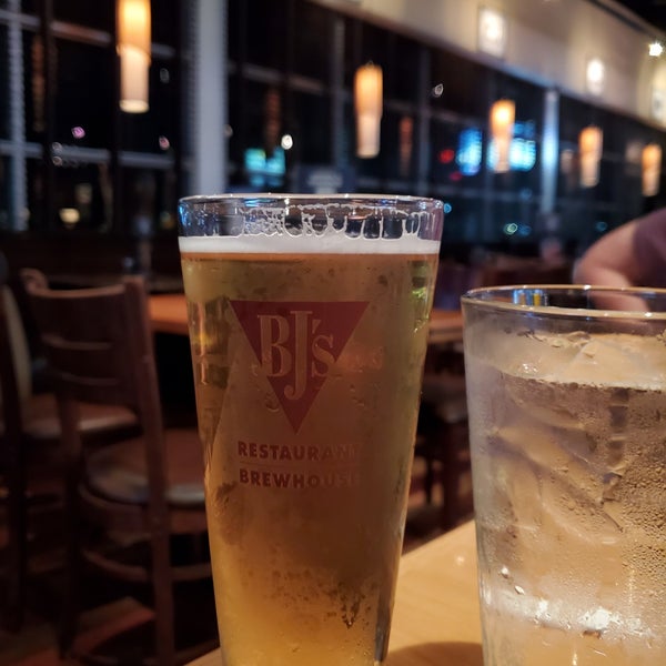 Photo taken at BJ&#39;s Restaurant &amp; Brewhouse by Robert W. on 11/26/2019