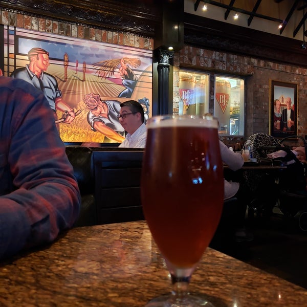 Photo taken at BJ&#39;s Restaurant &amp; Brewhouse by Robert W. on 3/2/2019