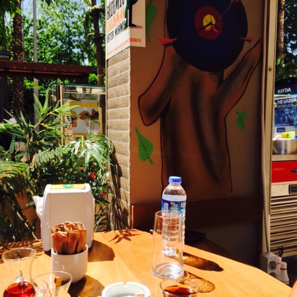 Foto tirada no(a) Robin Hood Bistro Cafe por Hasan KRB-BAR10 CEILA em 4/30/2015