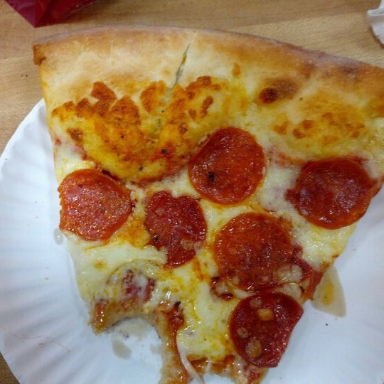 Снимок сделан в Famous Original Ray&#39;s Pizza пользователем Brian C. 9/15/2012