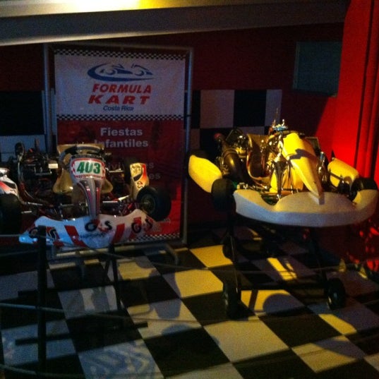 Foto tirada no(a) Formula Kart Indoor por Cristhian S. em 10/18/2012