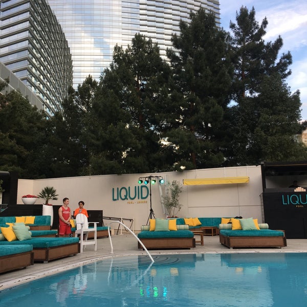 Foto tirada no(a) LIQUID Pool Lounge por CY L. em 3/22/2017