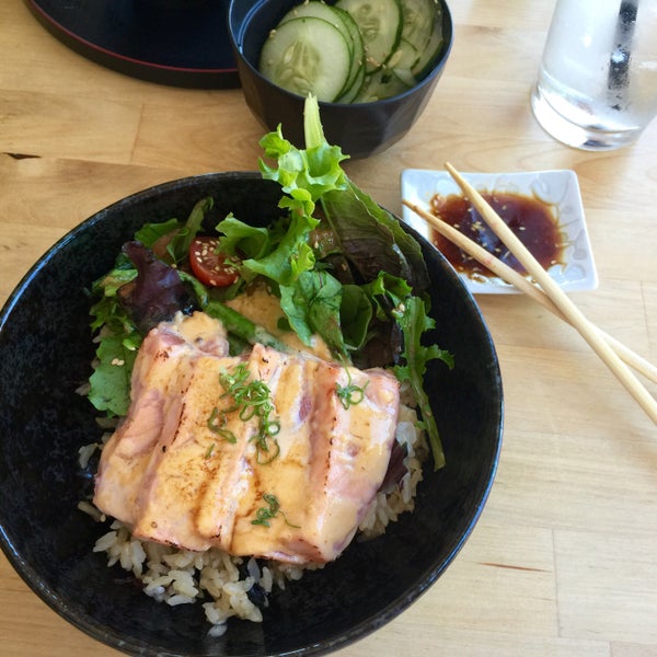 Photo prise au Summer Fish &amp; Rice Sushi par Aybüke K. le10/30/2015