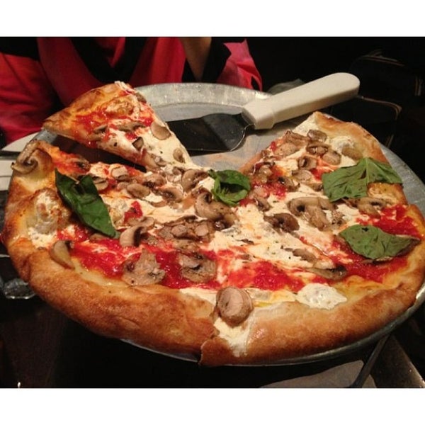 รูปภาพถ่ายที่ Patsy&#39;s Pizzeria โดย John N. เมื่อ 10/18/2013