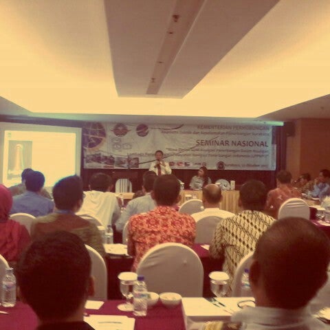 шато для свадьбы франция. макрон и премьер великобритании. Meeting paris. джон керри с сумкой фото. время в париже сейчас.