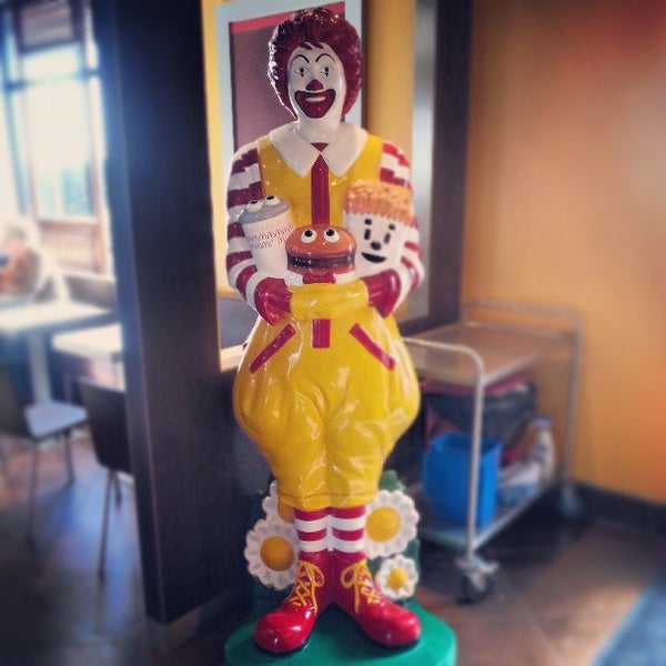 Foto diambil di McDonald&#39;s oleh Robert v pada 4/30/2013