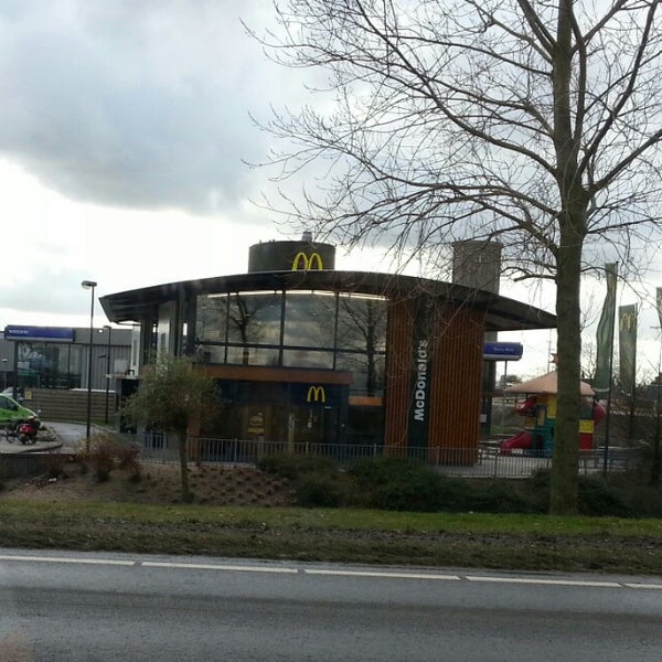 รูปภาพถ่ายที่ McDonald&#39;s โดย Robert v เมื่อ 12/12/2012