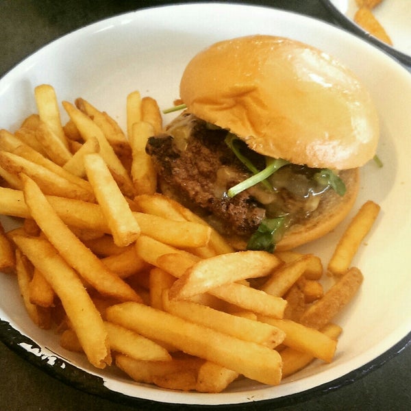 4/26/2015에 Janina L.님이 Otto&#39;s Burger에서 찍은 사진