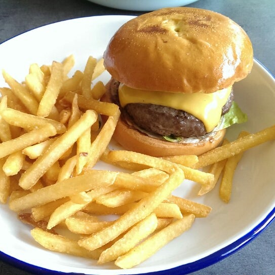 Foto diambil di Otto&#39;s Burger oleh Janina L. pada 3/22/2014