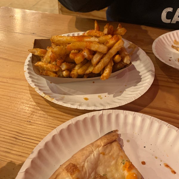 Снимок сделан в Dimo&#39;s Pizza пользователем Lenora C. 12/1/2019