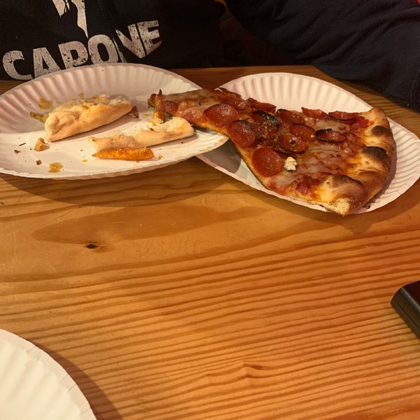 12/1/2019 tarihinde Lenora C.ziyaretçi tarafından Dimo&#39;s Pizza'de çekilen fotoğraf