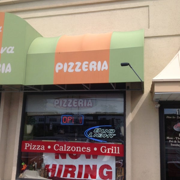 Foto scattata a La Nuova Pizzeria da Dave N. il 9/6/2013