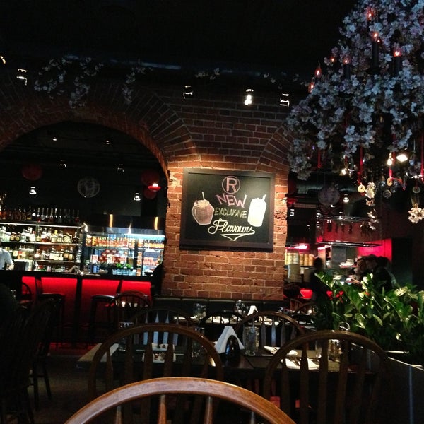 Foto tirada no(a) Roni Asian Grill &amp; Bar por Mina O. em 5/1/2013