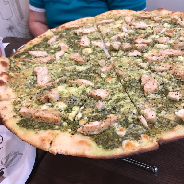 Foto scattata a Upper Crust Pizzeria da Faraaz N. il 4/11/2017