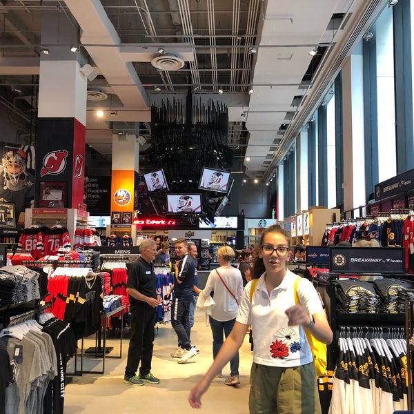 Снимок сделан в NHL Store NYC пользователем Pavla M. 8/13/2019