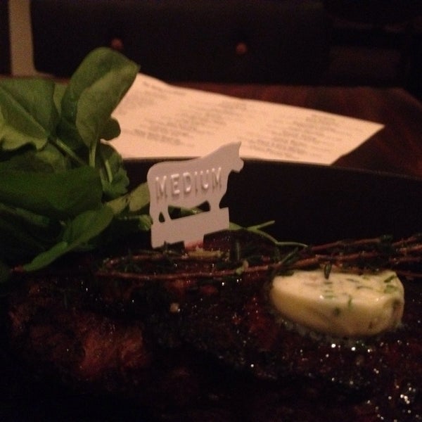 รูปภาพถ่ายที่ BLT Steak โดย Austin B. เมื่อ 12/3/2013