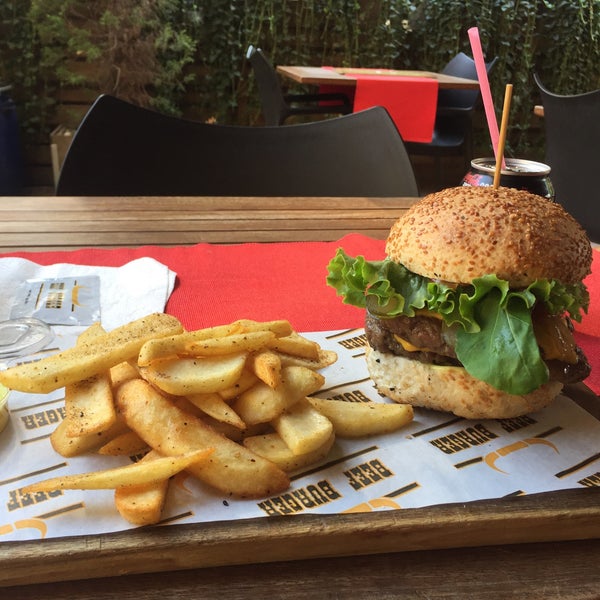 Foto diambil di Beef Burger oleh Şahin K. pada 9/17/2016