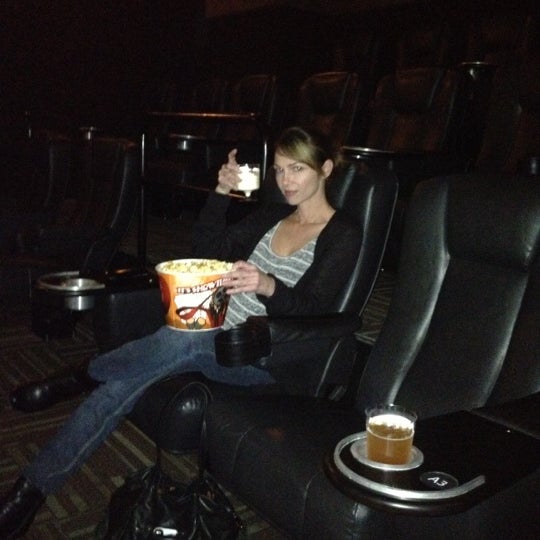 12/6/2012 tarihinde Scott B.ziyaretçi tarafından UltraLuxe Anaheim Cinemas at GardenWalk'de çekilen fotoğraf