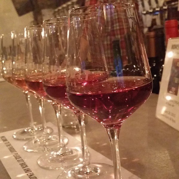 Foto tirada no(a) The Pursuit Wine Bar por Sarita C. em 1/28/2015