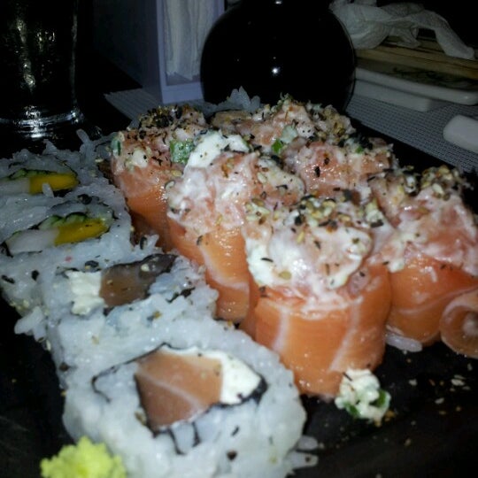 รูปภาพถ่ายที่ Zu Kaiten Sushi Bar โดย Amanda R. เมื่อ 2/19/2013