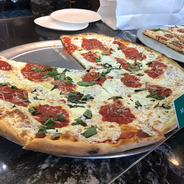 Foto scattata a Krispy Pizza da Marie Gooddayphoto W. il 5/21/2017