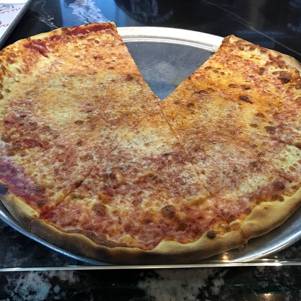 5/21/2017 tarihinde Marie Gooddayphoto W.ziyaretçi tarafından Krispy Pizza'de çekilen fotoğraf