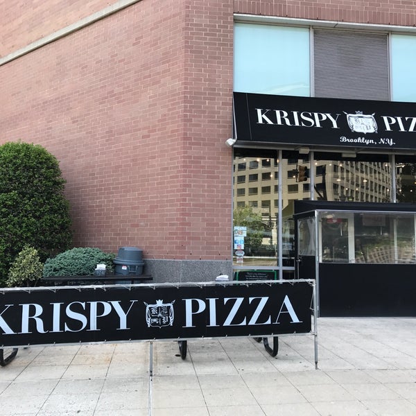รูปภาพถ่ายที่ Krispy Pizza โดย Marie Gooddayphoto W. เมื่อ 5/21/2017