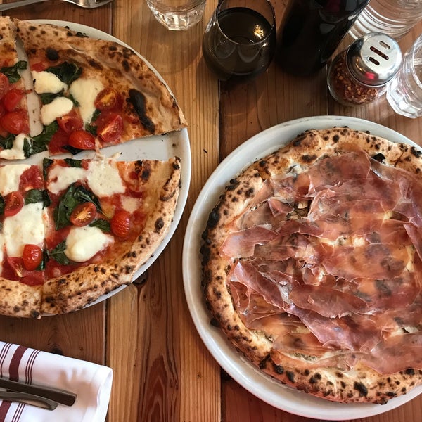 7/14/2018 tarihinde Marie Gooddayphoto W.ziyaretçi tarafından Sottocasa Pizzeria'de çekilen fotoğraf