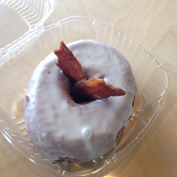 7/26/2014 tarihinde Jasmine K.ziyaretçi tarafından Glazed and Confuzed Donuts'de çekilen fotoğraf